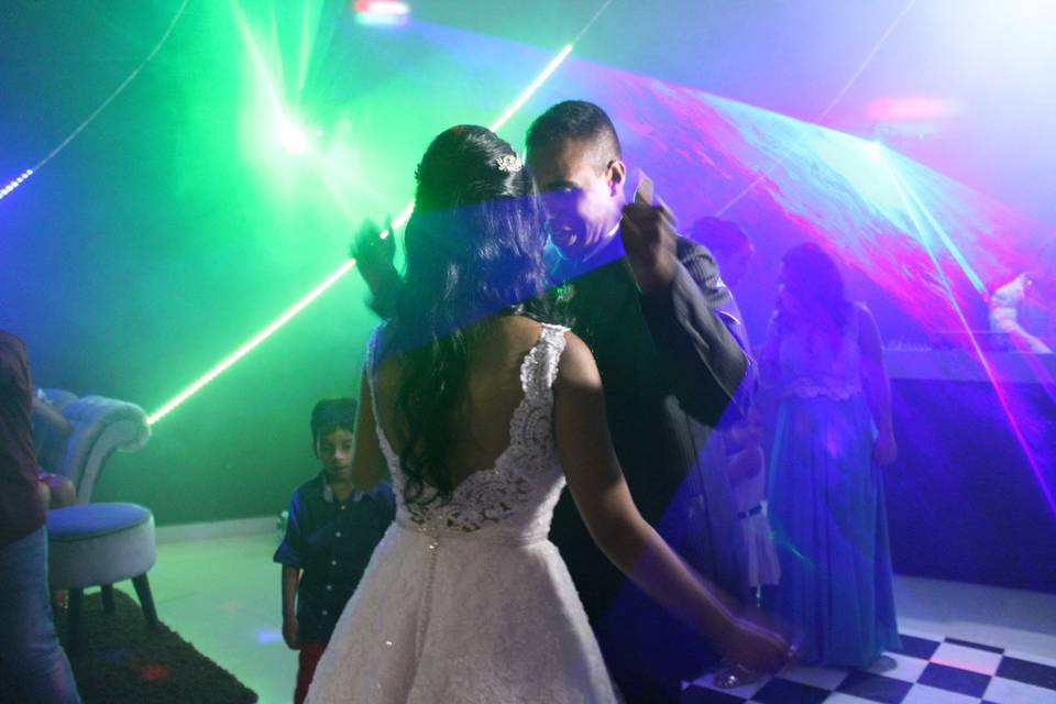 Noivos na pista de dança