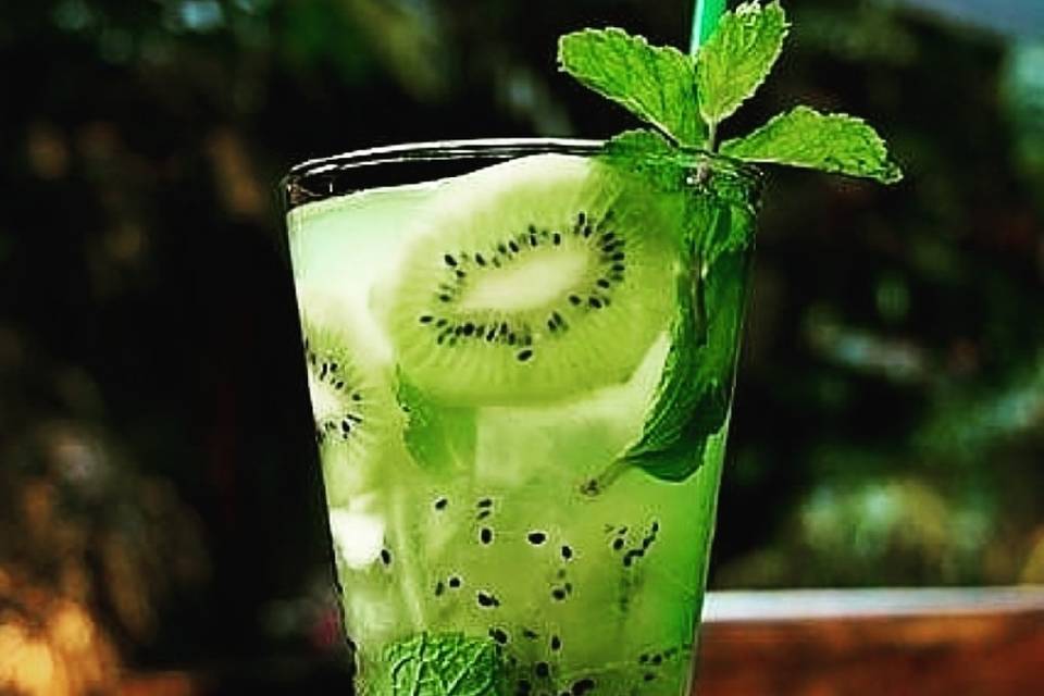 Caipirinha de Kiwi e Hortelã