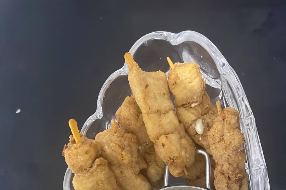 Espetinho de frango empanado