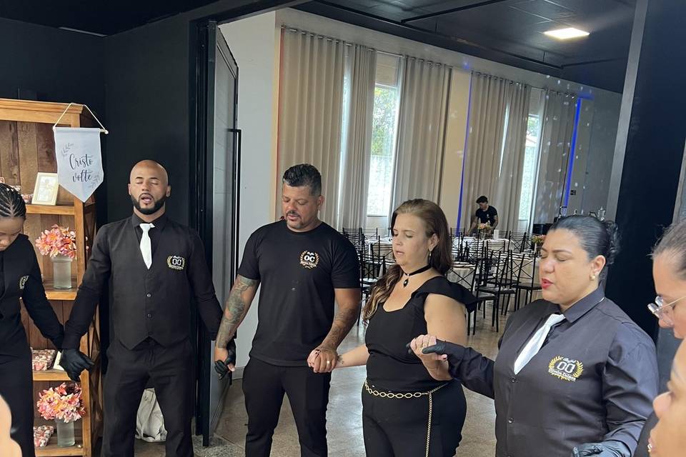 Consagrando o evento ao Senhor