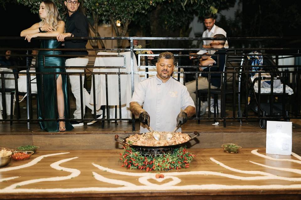 Cheff Finalizando Paella ao Vi
