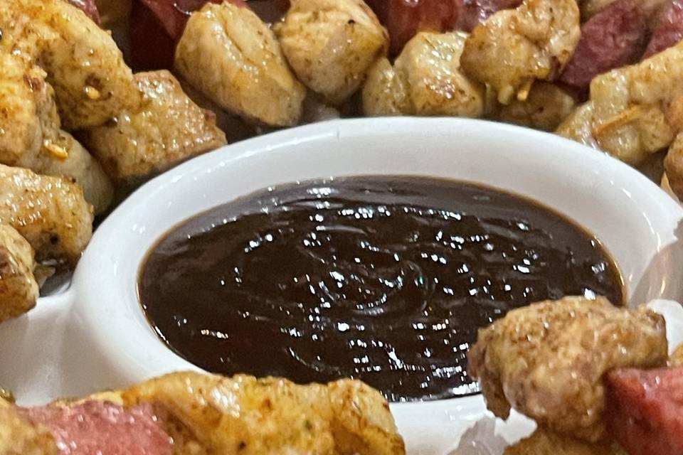 Espetinho suíno com calabresa