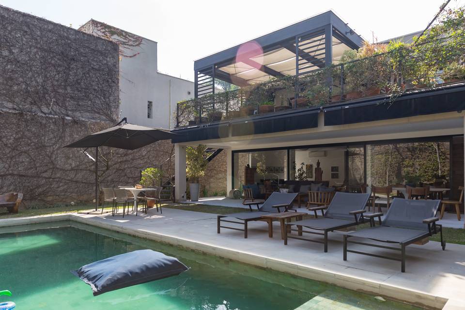 Varanda térrea e piscina