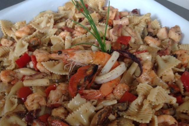 Farfalle com frutos do mar