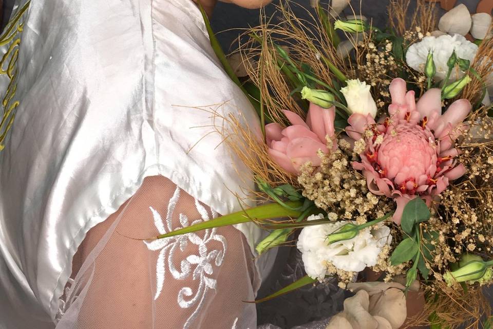 Noiva com arranjo de flores