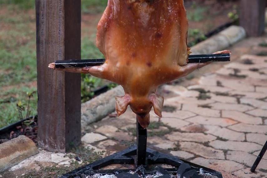 Leitão inteiro no fogo de chão