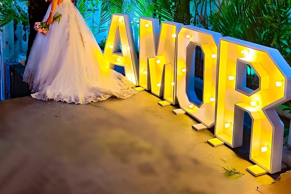 Palavra amor com noivos