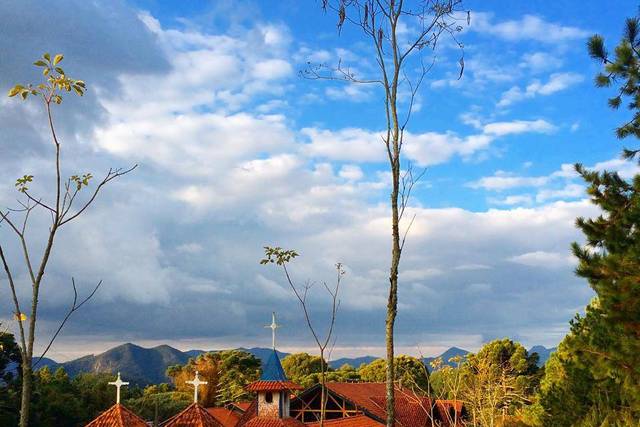 Vista da capela e montanhas