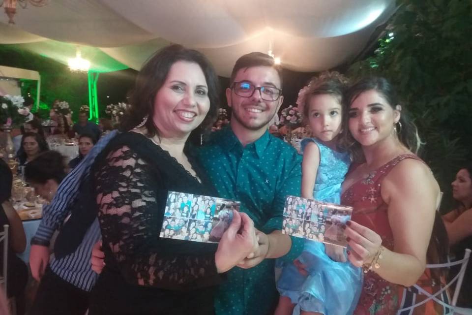 Família feliz em leva a foto