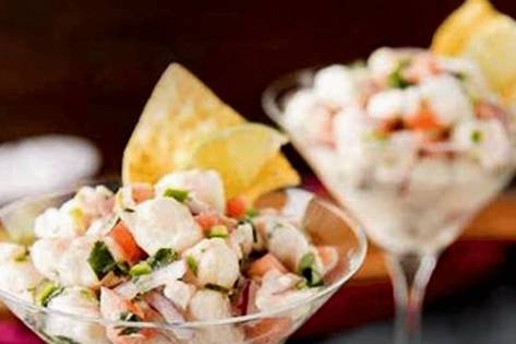 Ceviche com chips de mandioca