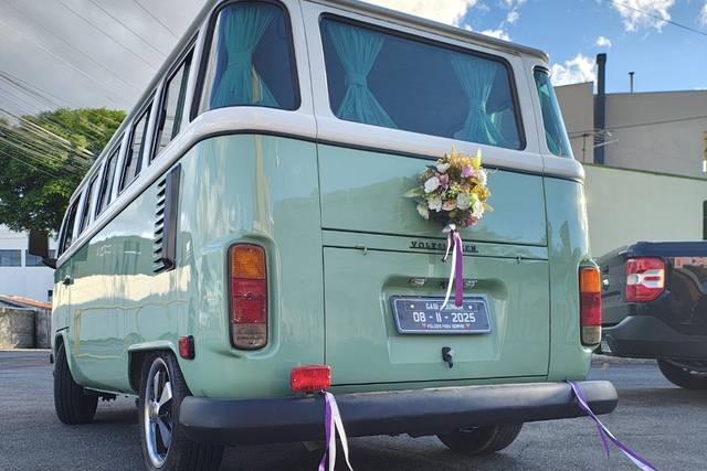 Kombi com flores e latinhas