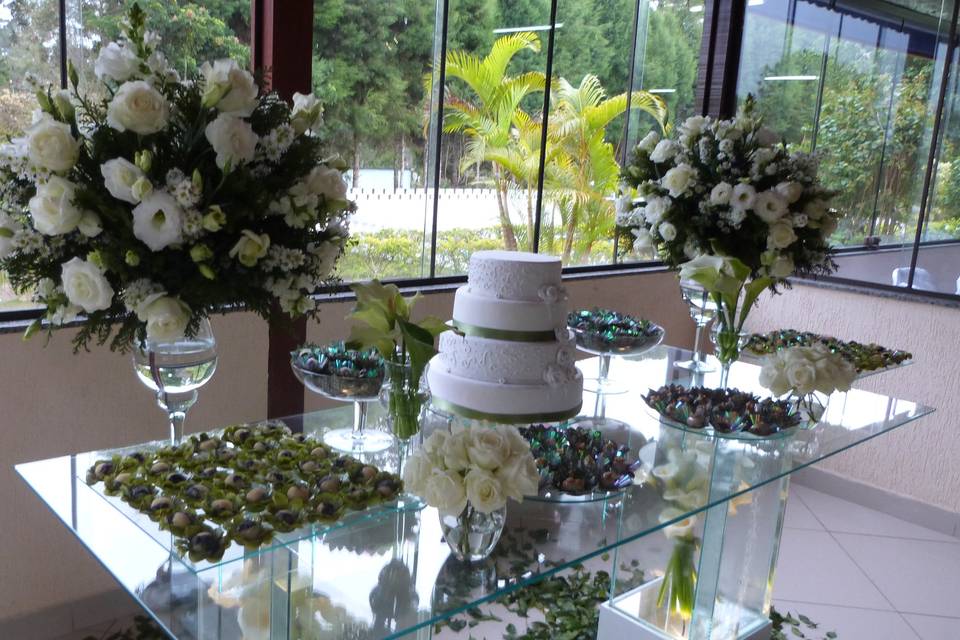 Mesa do bolo verde e branco