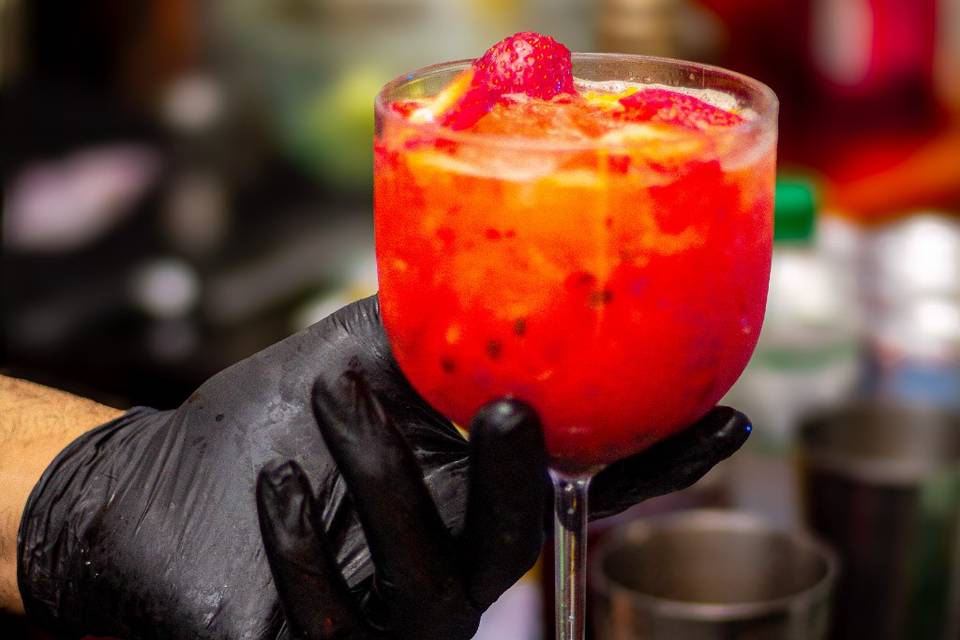 Gin tônica morango maracujá