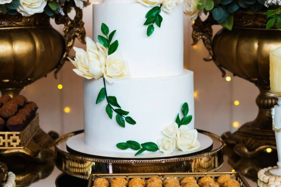 Bolo com flores em açúcar