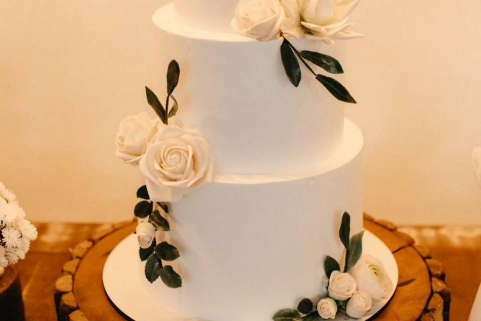 Bolo com flores em açúcar