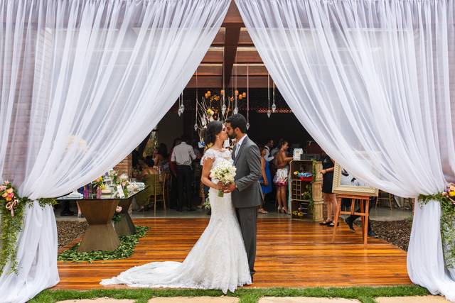 Casal na entrada da festa