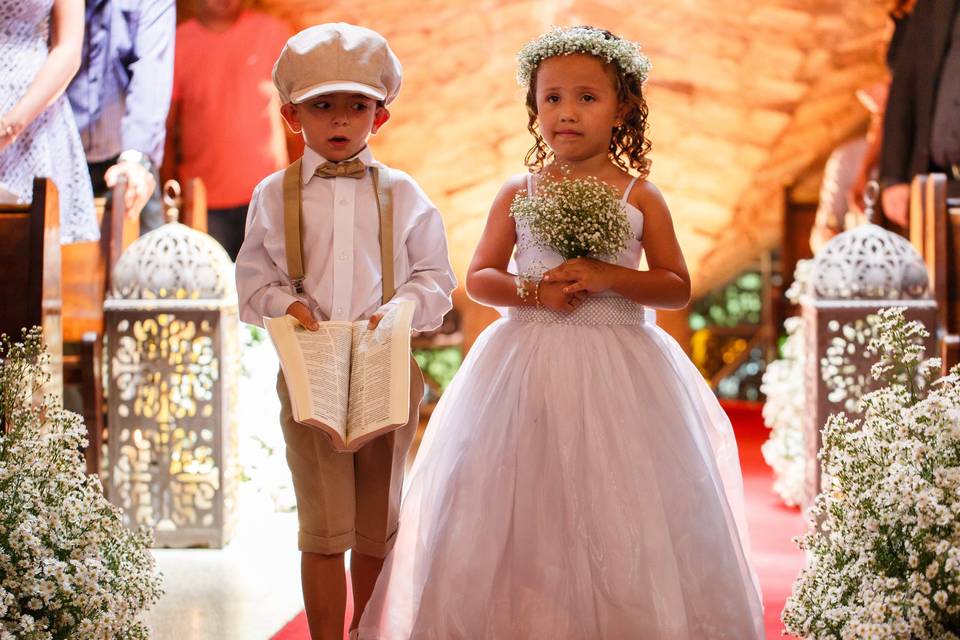 Casal na entrada da festa