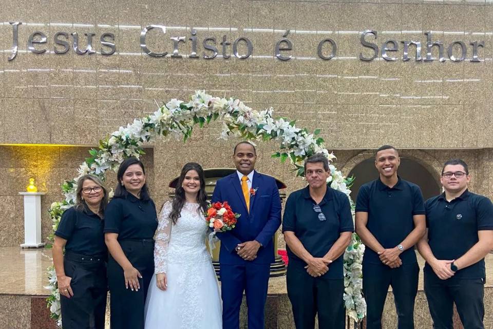 Equipe Witrine Cerimonial com os noivos