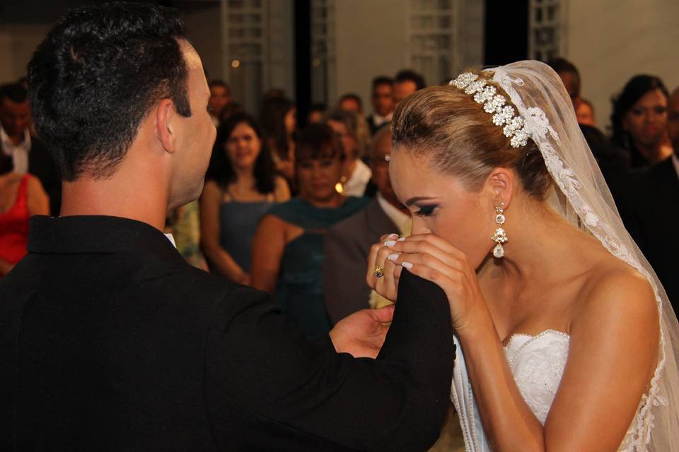 Noiva beijando Aliança