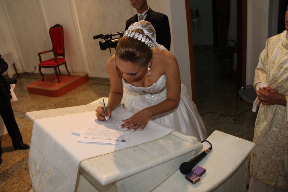 Noiva assinando o certidão