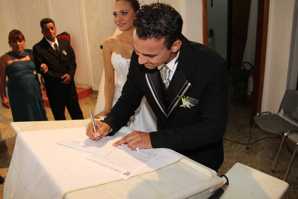 Noivo assinando o certidão