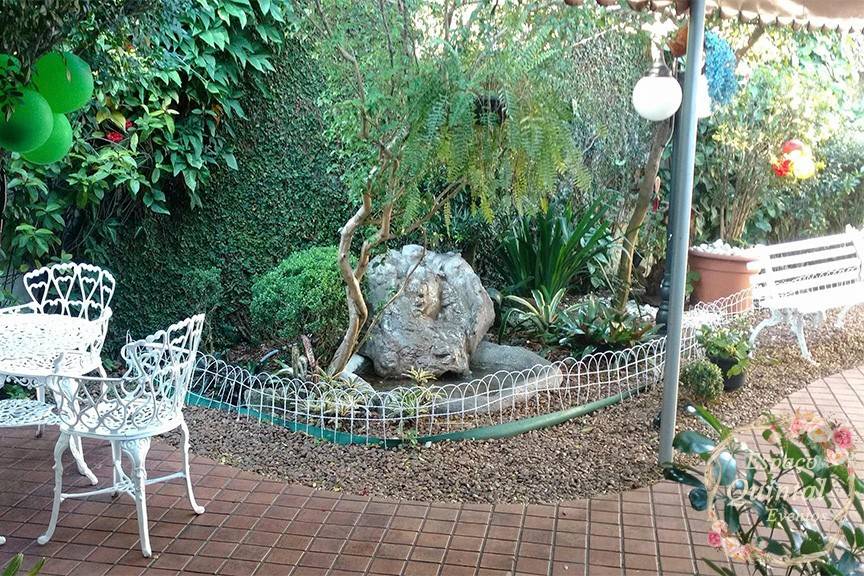 Jardim com cascata e bancos