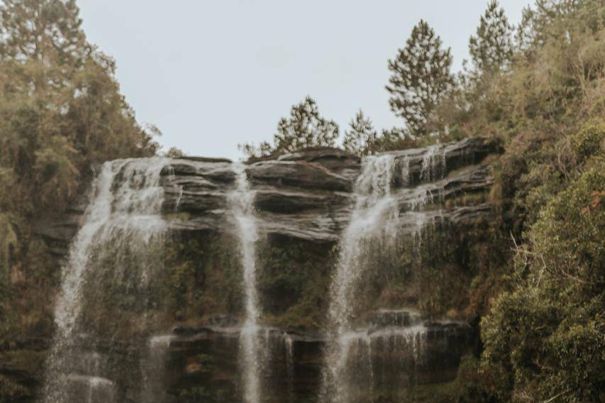 Um casamento na cachoeira.