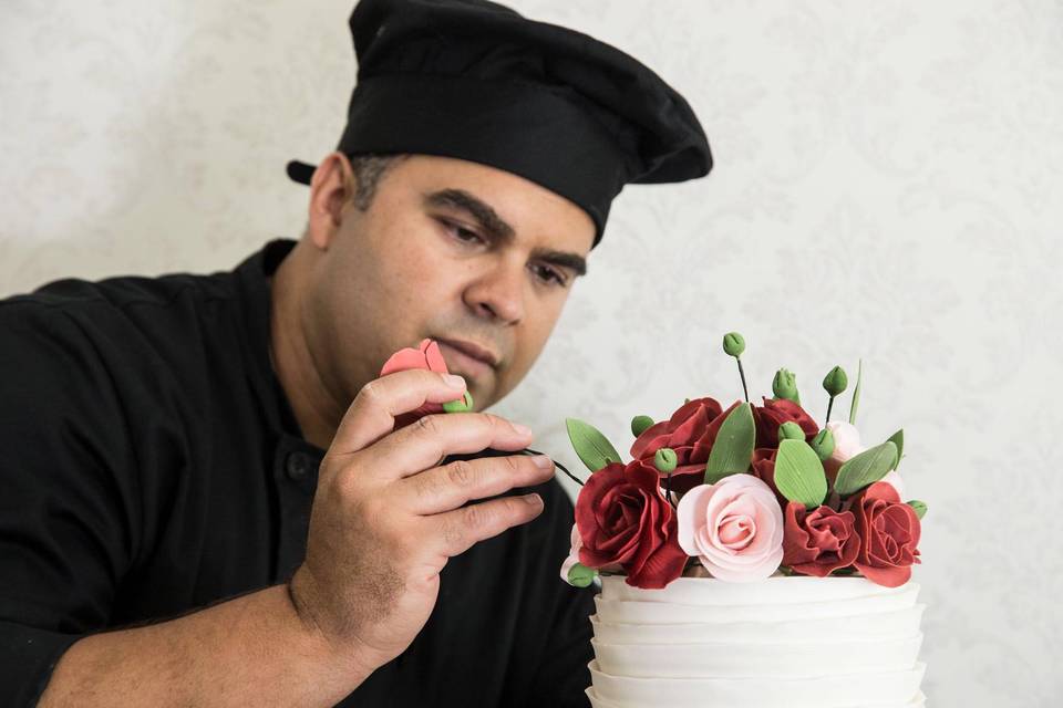 Antonio Maciel Cakes - Bolo de aniversário masculino decorado com escultura  feita com papel de arroz pigmentado e assado ao forno. Técnica nova super  versátil para vários tipos de trabalhos contemporâneos. #cake #