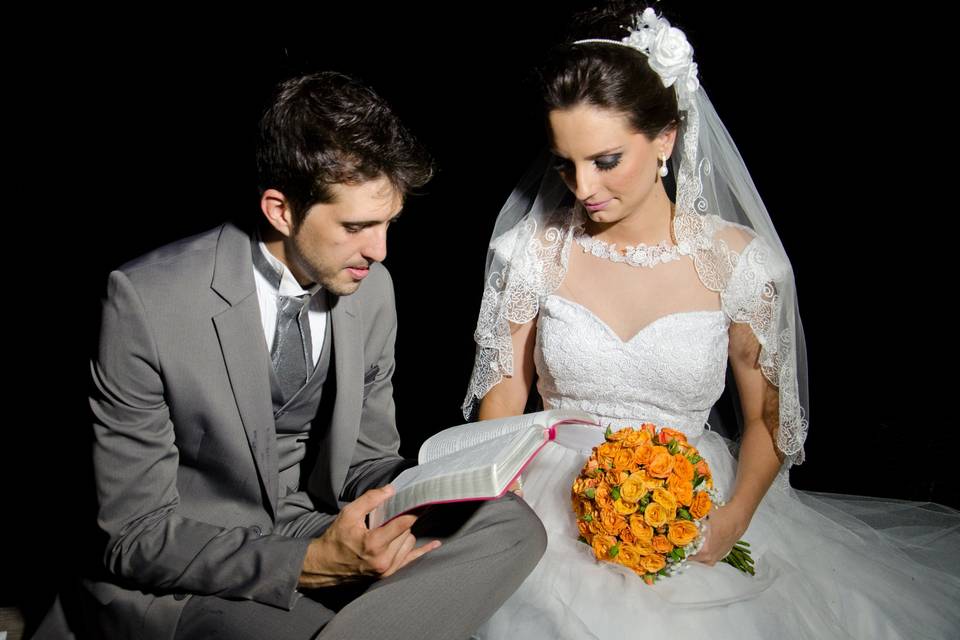 Casal que lê a bíblia juntos