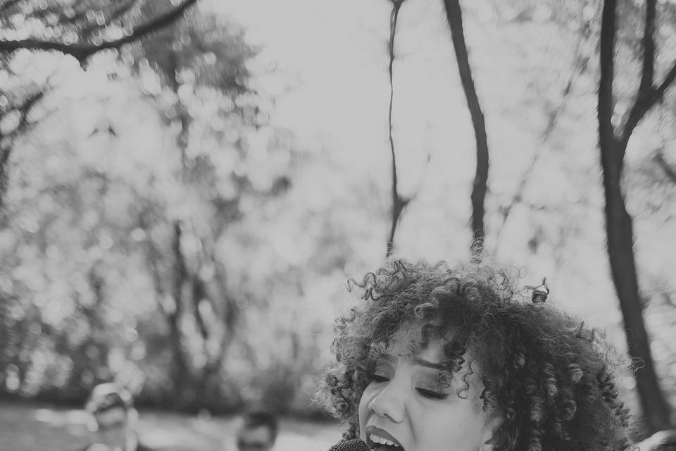 Bruna Toledo cantora
