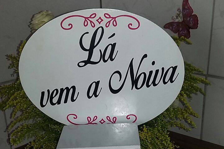 Plaquinha la vem a noiva