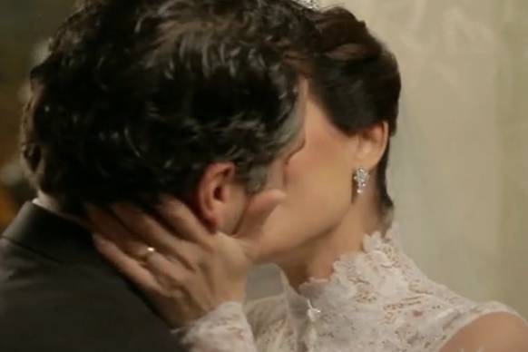 A noiva eo noivo beijando