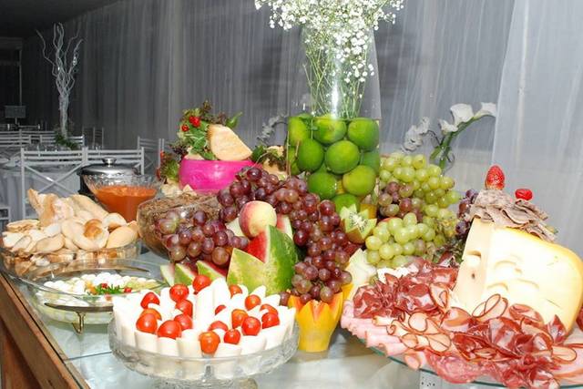 Mesa de frutas e variados