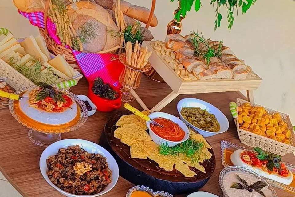 Queijos, embutidos, azeitonas e pães artesanais.