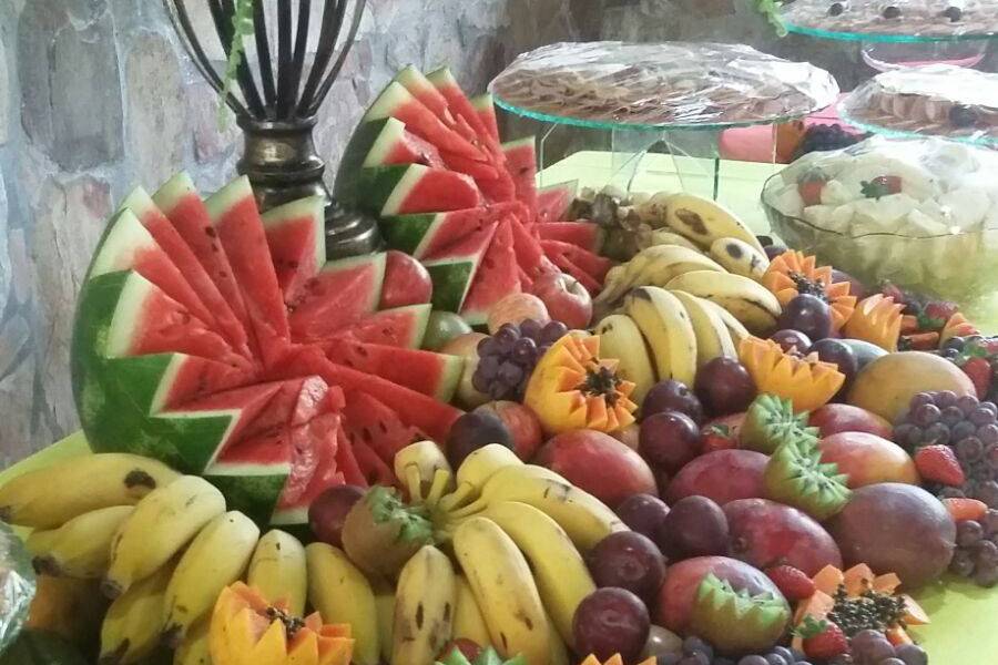 Mesa de frios com frutas