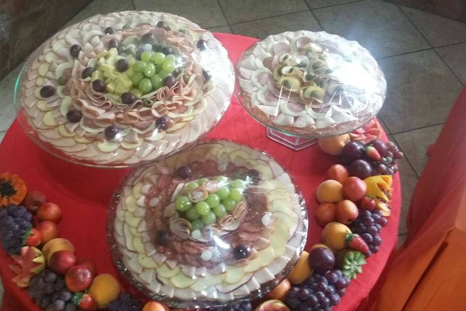 Mesa de frios com frutas