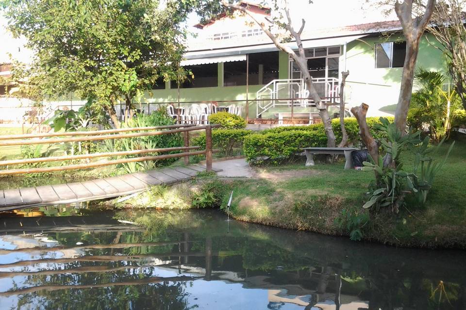 Ponte sobre laguinho de peixes