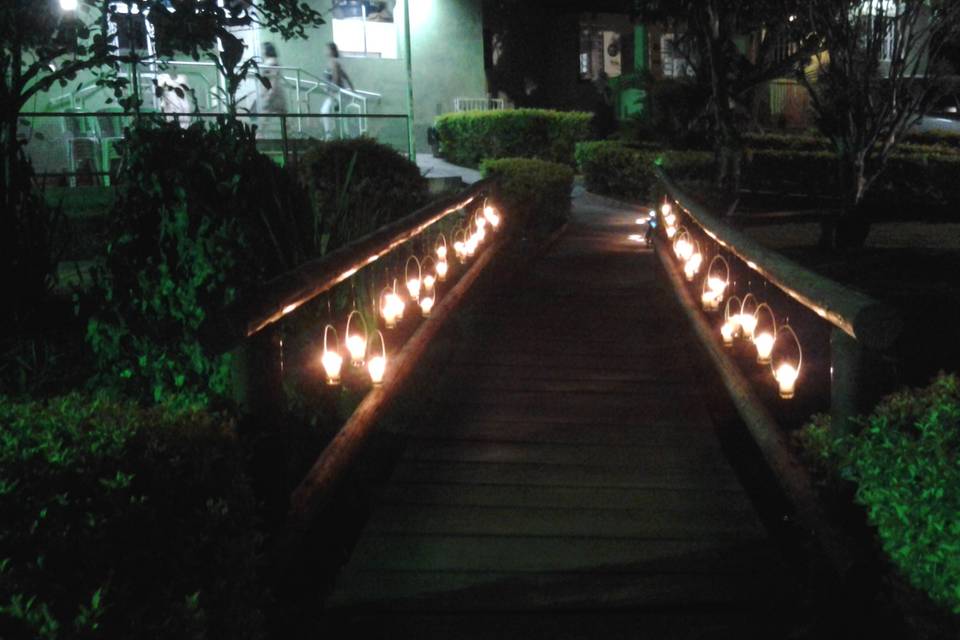 Ponte decorada com velas