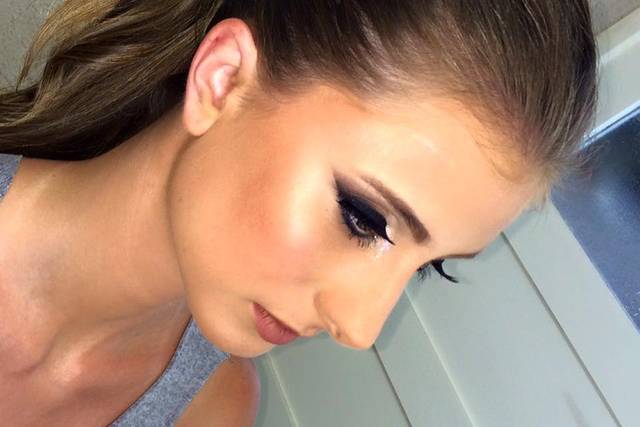 Penteado e maquiagem marcante!