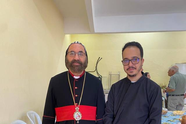 Com o arcebispo.