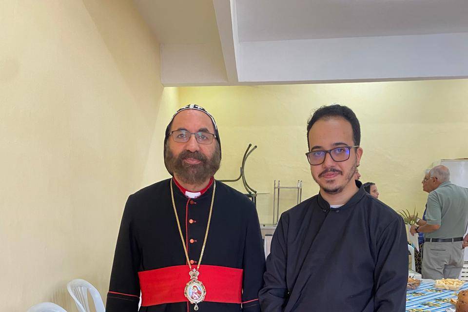 Com o arcebispo.