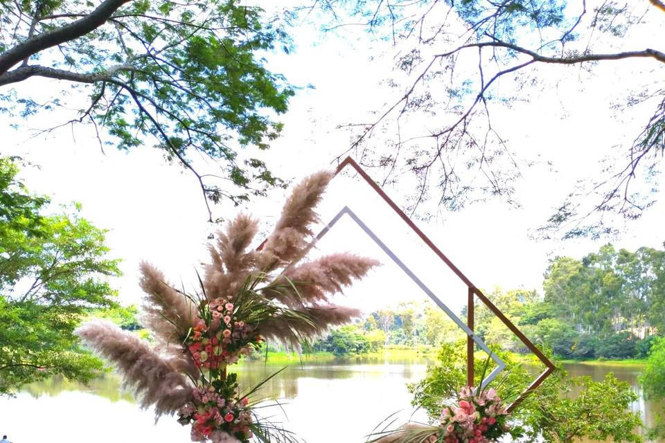 Estrutura com flores