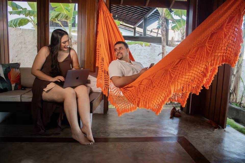 Casal na sala de estar