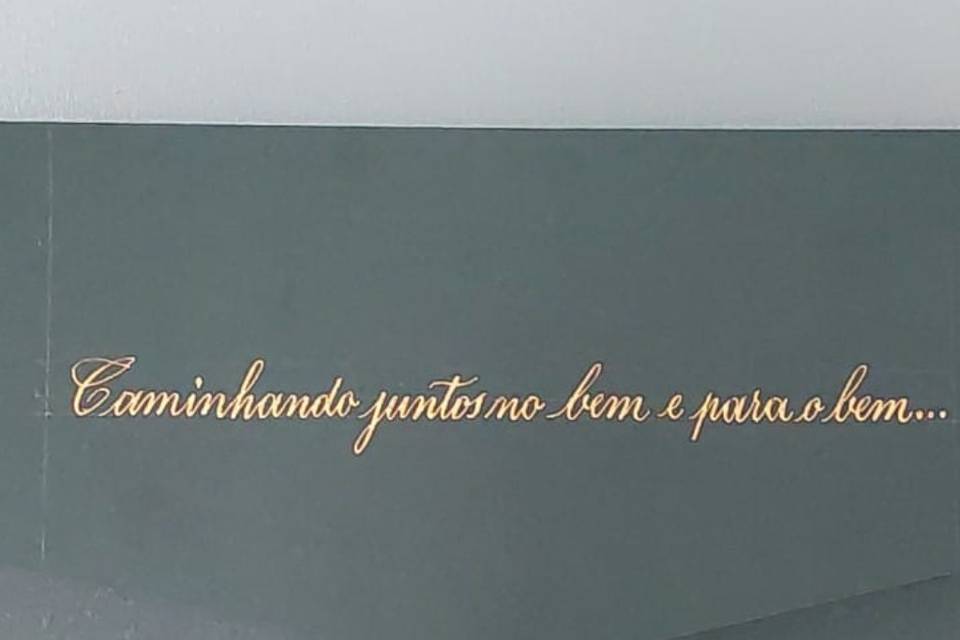 Convite com texto feito à mão.
