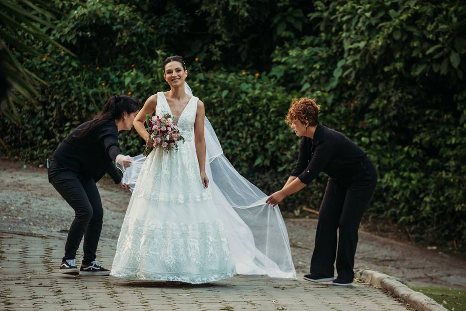 Arrumando véu da noiva