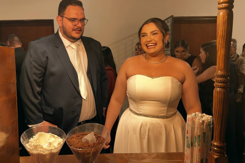Casal de noivos  provando