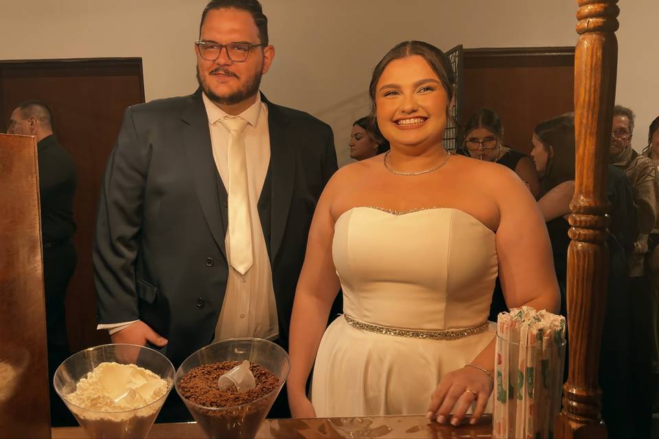 Casal provando