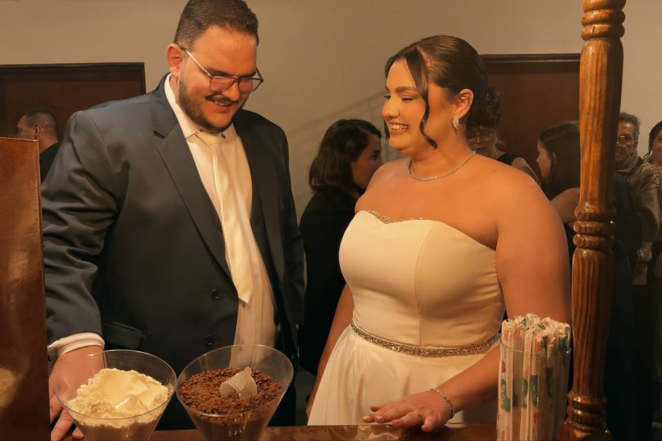 Casal provando