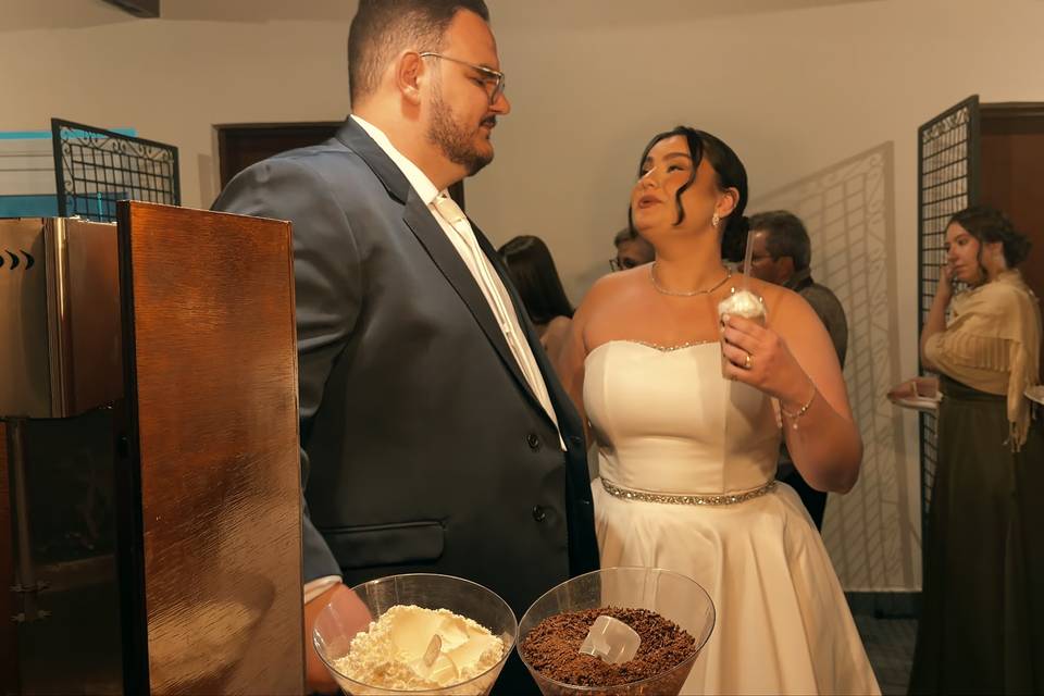 Casal provando