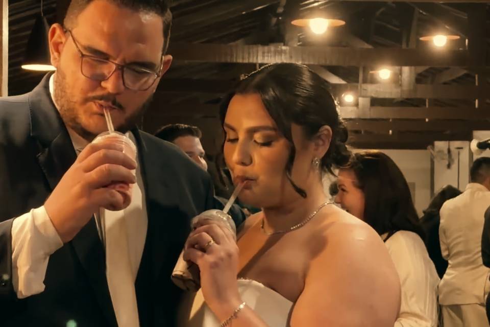 Casal de noivos  aprovando